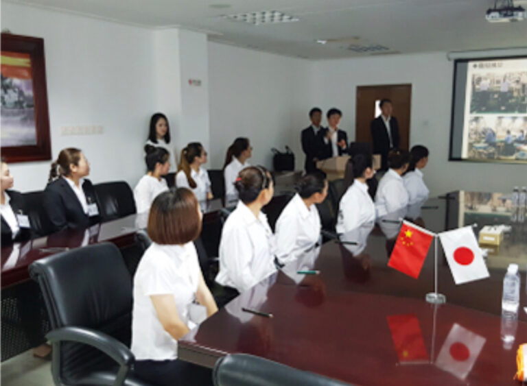 会社の人と面接している